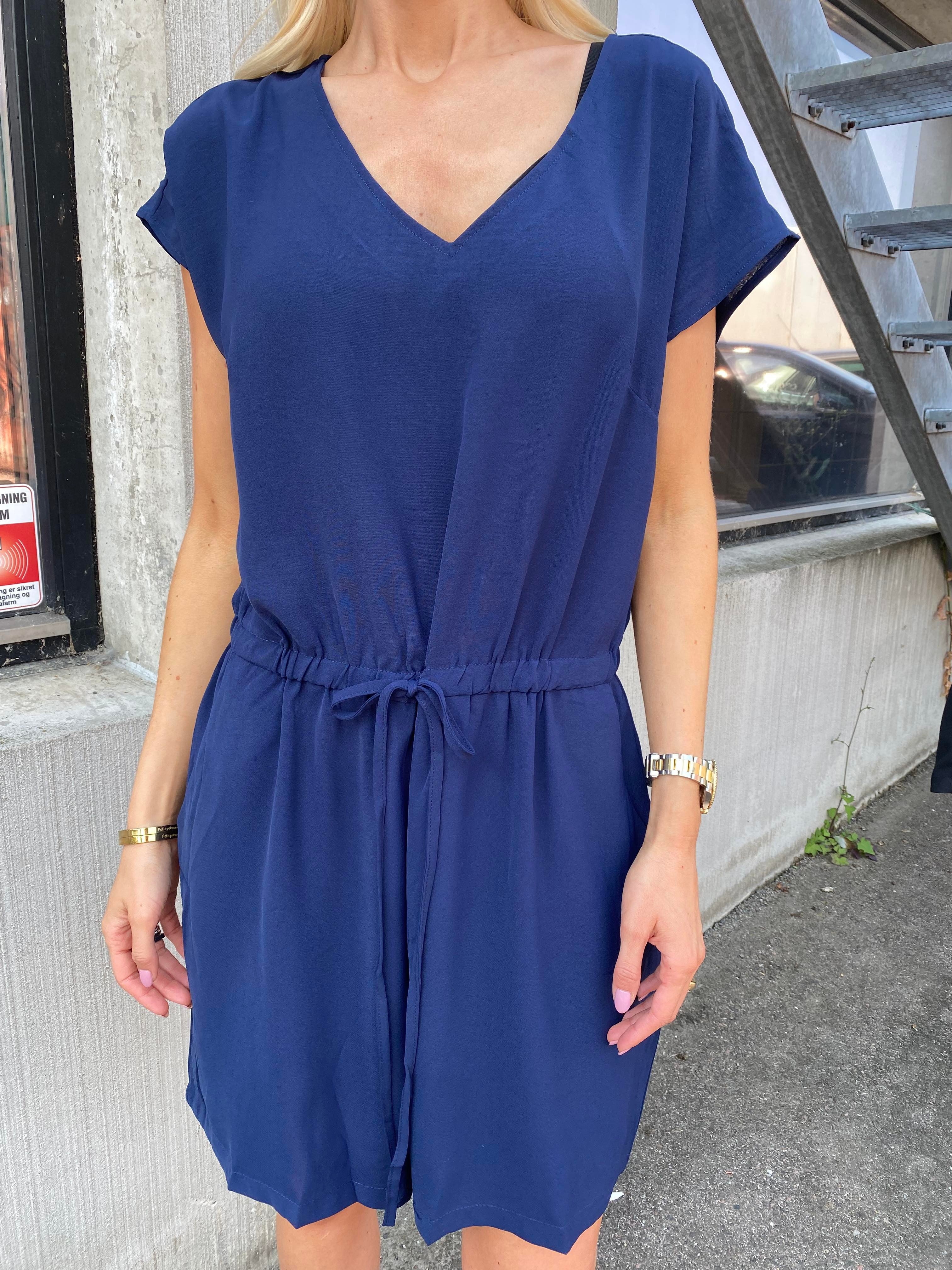 Krystina - Buksedragt med bindebånd i taljen